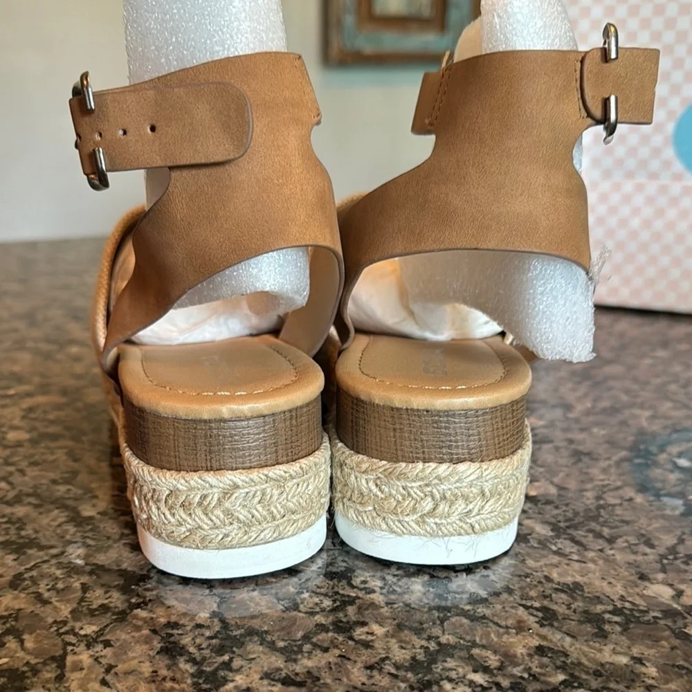 Soda Tan and Cream Espadrille Shoes with Platform Sole EUC 9